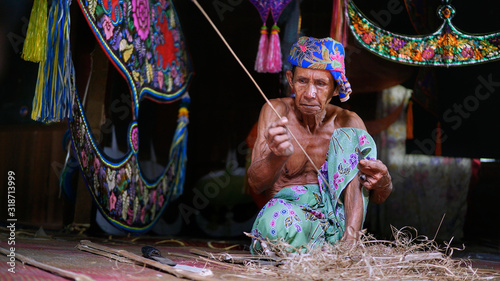 Fotomural Man Working In Traditional Clothing
