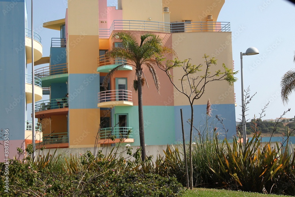 kolorowy blok mieszkalny,na wybrzeżu-Portugalia - obrazy, fototapety, plakaty 