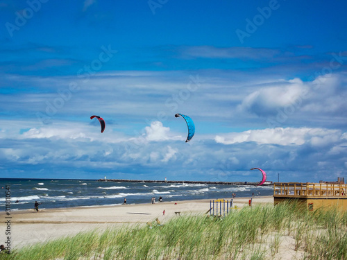 Plakaty Kitesurfing  kiteboardzisci-na-morzu-baltyckim-na-plazy-ventspils-na-lotwie