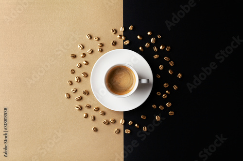 Dekoracja na wymiar  filizanka-kawy-i-ziaren-kawy-na-zlotym-czarnym-tle-kreatywny-lezal-plasko-widok-z-gory