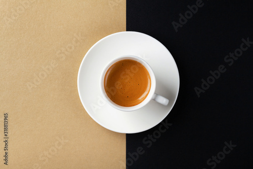 Dekoracja na wymiar  filizanka-kawy-na-zlotym-czarnym-tle-minimalistyczny-uklad-plaski-widok-z-gory