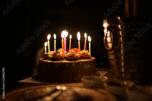 Fotografía Close-Up Of Illuminated Candles On Cake