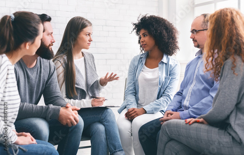 Cuadros en Lienzo Diverce people talking with professional therapist at group meeting