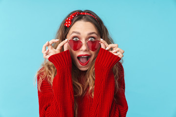 Image of shocked caucasian woman in sunglasses looking at camera