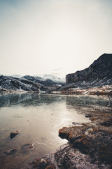 Wall Mural - Panoramica del lago helado y sus reflejos