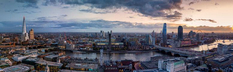 Fototapete - Panorama der beleuchteten Skyline von London, Großbritannien am Abend: von der London Bridge entlang der Themse bis nach Westminster