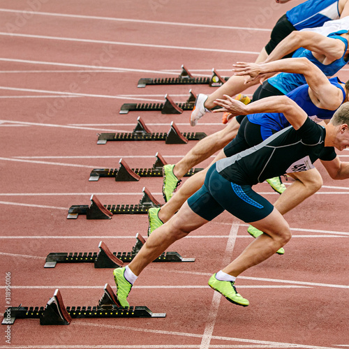Fotografía start sprint race men runners athletes in athletics competition