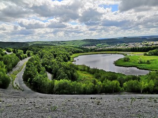 See im Tal unter den Wolken