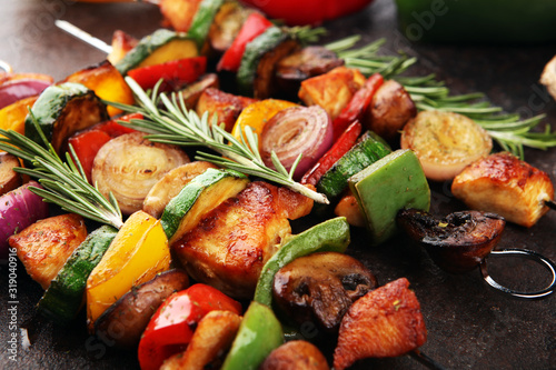 Fotografía Grilled pork shish or kebab on skewers with vegetables