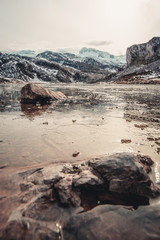 Wall Mural - Las piedras congeladas en el lago