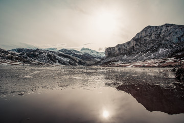 Wall Mural - El reflejo de la montaña en el lago helado en panoramica