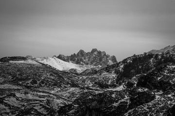 Wall Mural - El pico mas alto de la montaña en blanco y negro