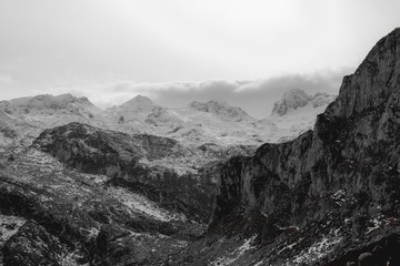 Wall Mural - Las grandes montañas nevadas en blanco y negro