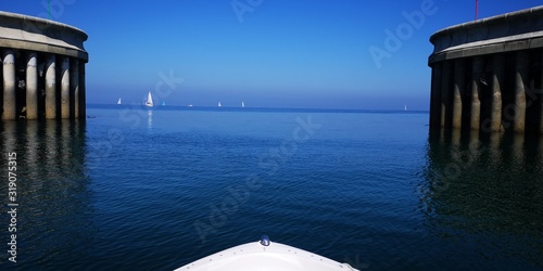 Fotomural SCENIC VIEW OF SEA AGAINST CLEAR BLUE SKY