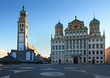 Blick zum Rathaus und dem Perlach Turm in Augsburg in Schwaben, auf dem Rathausplatz der noch ganz menschenleer ist