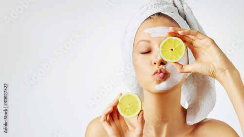Mata magnetyczna Koncepcja kosmetologii, pielęgnacji skóry, twarzy, spa i naturalnego piękna. Kobieta z Maseczka na twarz posiada cytryny.