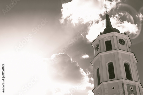 Fotografía Low Angle View Of Clock Tower Against Sky