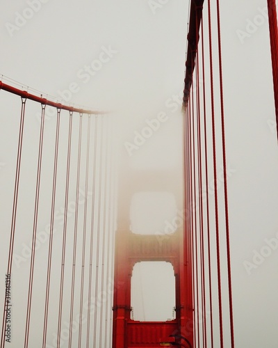 Plakat most wiszący  niski-kat-widzenia-mostu-golden-gate-na-tle-nieba