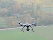 Fliegende Drohne mit Natur im Hintergrund 