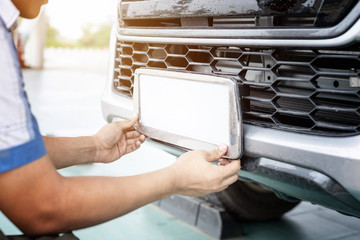 Technician changing car plate number in service center