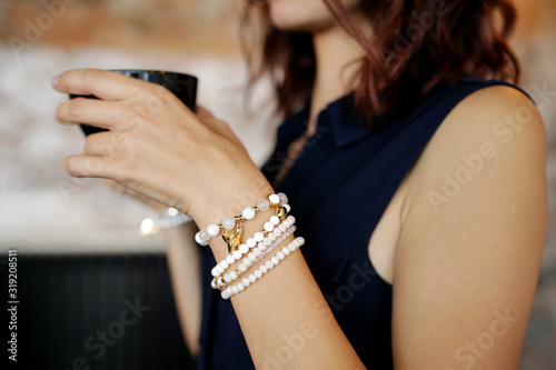 Fotografía Midsection Of Woman Holding Drink