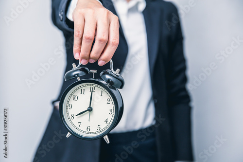 Fotografía business people with clock times showing for warning time delay urgent or hurry