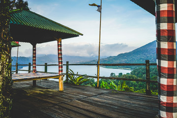 Wall Mural - Vue sur un lac entre les montagnes à Bali