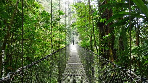 Dekoracja na wymiar  most-wiszacy-w-tropikalnym-lesie-deszczowym-kostaryki-w-poblizu-wulkanu-arenal