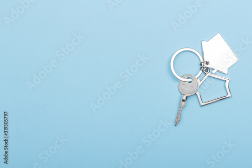 Fotografía House keys with trinket on color background, top view with copy space