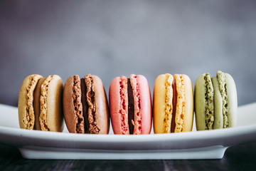 Assortiment de macarons colorés sur une assiette blanche