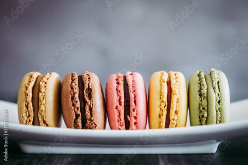 Photographie Assortiment de macarons colorés sur une assiette blanche