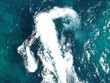 vista aerea de una moto acuatica navegando en el mar con espuma