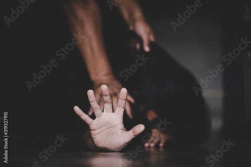 Fotografía Close up of man hands holding a woman hands for rape