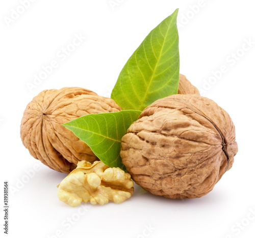Fotomural Ripe walnut isolated on white background.