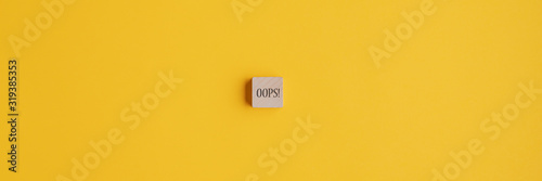 Fotomural Oops sign over yellow background