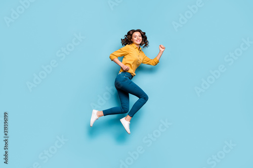 Fotomural Full length body size profile side view of nice sportive cheerful wavy-haired gi