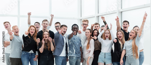 Fotomural team of happy young people standing together