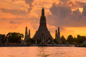 Wall Mural - Wat arun in sunset at Bangkok,Thailand with best view point.