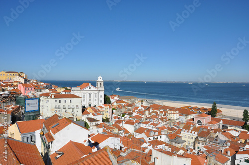 Stadtbild Lissabon, Aussicht auf das Meer, die Altstadt Alfama, Portugal Canvas Print