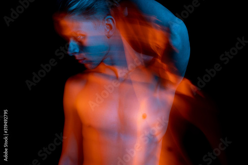 Fotografía portrait of young naked man looking aside