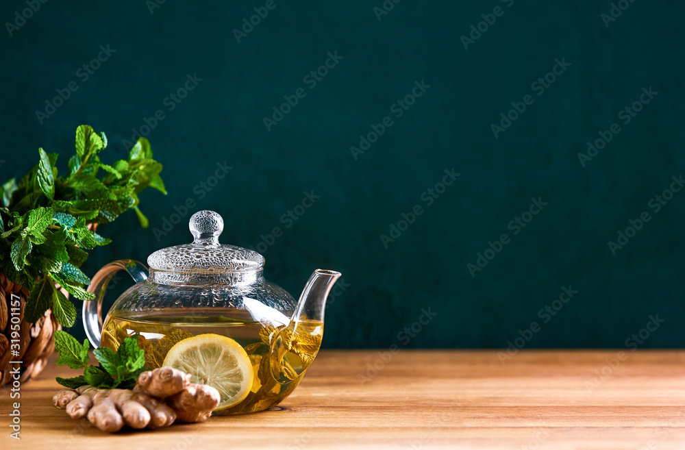 Fresh mint herbal tea in glass teapot, front view background - obrazy, fototapety, plakaty 
