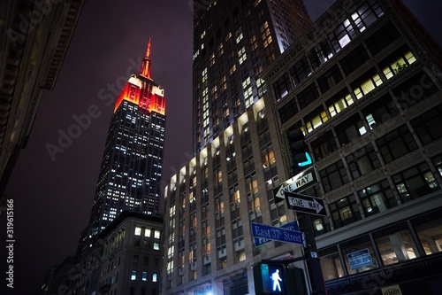 Fotomural Low Angle View Of Illuminated Empire State Building In City At Dusk