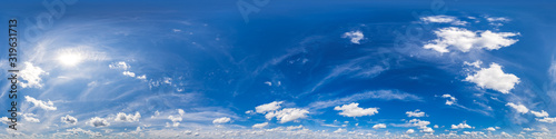 Fotomural Nahtloses Panorama mit blau-weißem Himmel 360-Grad-Ansicht mit schönen Cumulus-
