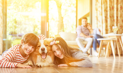 Wall Mural - Zwei Kinder kuscheln mit Hund als Haustier