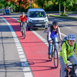 canvas print picture - Verkehrssituation mit Radfahrern und kreuzendem Auto