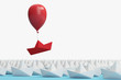 Papierboot am Luftballon als Erfolg Konzept