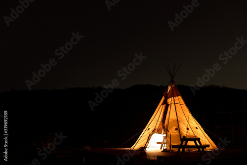 キャンプ場の夜に明かりが灯されたテント Stock Photo Adobe Stock