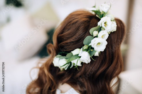 Fotografía wedding wreath of white flowers on the head of the bride, wedding decoration