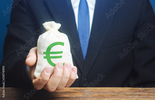 Fotografía Man holds euro money bag