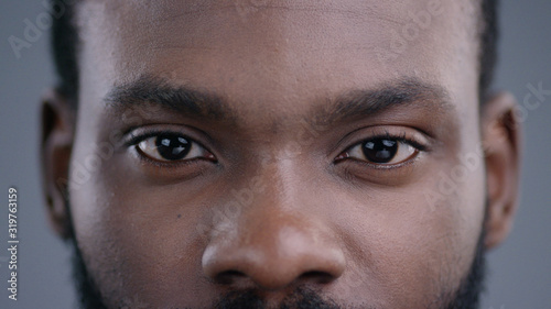 Fotografía Close-up of beautiful black man eyes staring at camera